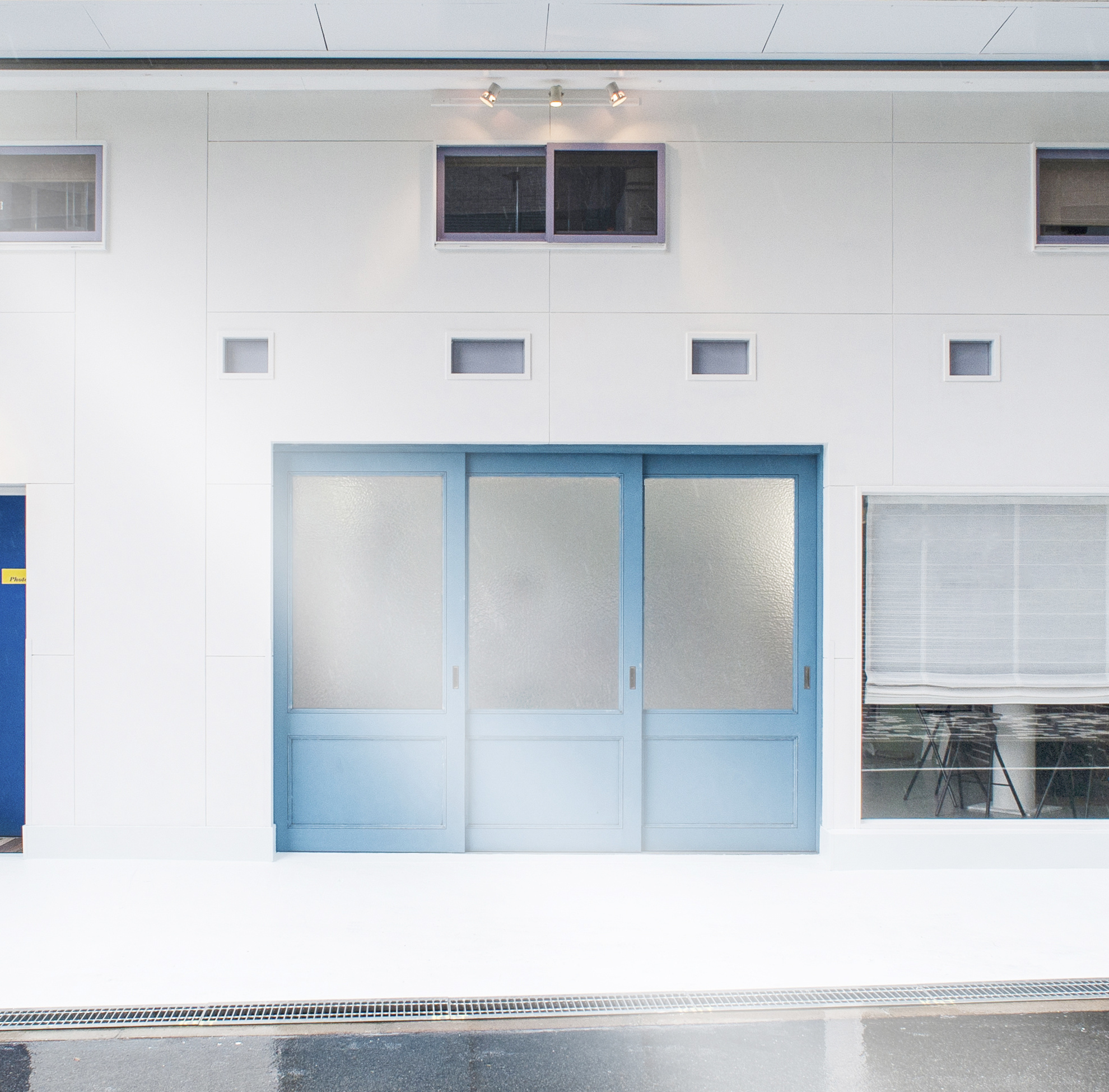 撮影スタジオ外観青い扉